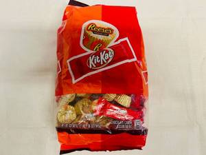 lot 21 image: 2lbs Reeses & KitKat Minatures
