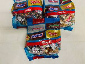 lot 29 image: 3x 8.31oz Variety of Candy Bar Minis Bag
