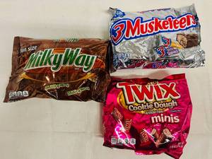 lot 41 image: MilkWay Fun Size, 3Musketeers Fun Size & Twix(Cookie Dough)-Minis