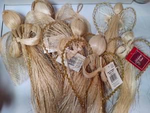 lot 426 image: Straw Angels
