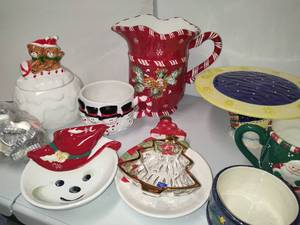 lot 423 image: Lot of Ceramic Christmas Kitchen Items
