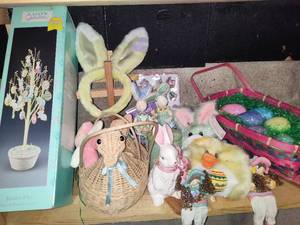 lot 427 image: Lot of Easter Decor