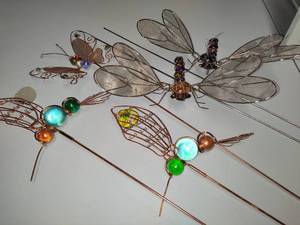 lot 438 image: Hummingbird & Butterfly Garden Stakes New