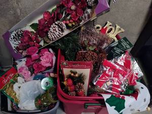 lot 425 image: Large Lot of Seasonal GreeneryCrafting Supplies
