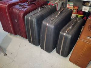 lot 459 image: Assorted Lot of Vintage Suitcases