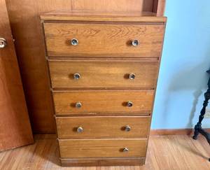 lot 217 image: Wood 5-Drawer Dresser