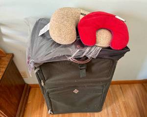 lot 206 image: Lot of Travel Items