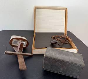 lot 270 image: Vintage Monarch Stereoscope Viewer with Cards