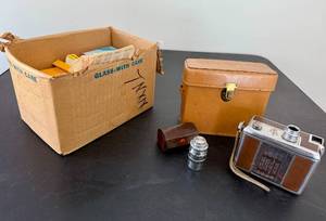 lot 271 image: Vintage Revere 8 Model 40 8mm Movie Camera with Case