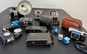 lot 266 image: Lot of Vintage Cameras, Voigtlander Bessa Braunschwieg, Kodak and more