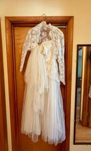 lot 255 image: Vintage Wedding Dress