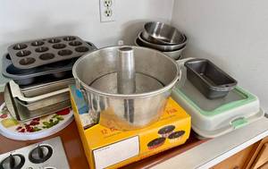 lot 53 image: Large Lot of Assorted Bakeware