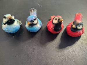 lot 16 image: Vintage Goebel Bluebird & Redbird Figurines