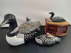 lot 27 image: Lot of Loon Decor