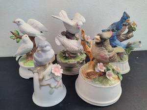 lot 26 image: Ceramic Bird Music Boxes & Decor