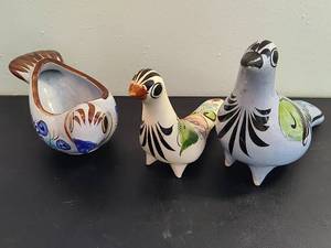 lot 15 image: Vintage Mexican Folk Art Bird Pottery