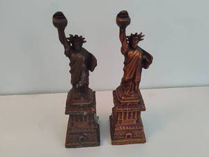 lot 38 image: Lot of Metal Statue of Liberty Figurines