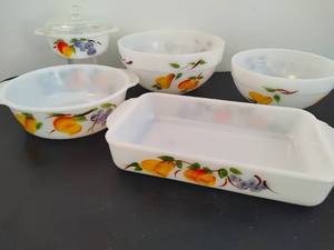 lot 1 image: Vintage Anchor Hocking Fire King Gay Fad Fruit Pattern