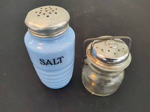 lot 51 image: Delphite Blue Salt Shaker & 1893 FP Shaker Jar