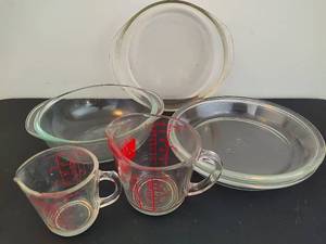 lot 52 image: Set of Glass Bakewear including Anchor Hocking & Pyrex