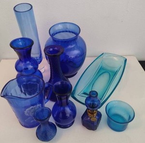 lot 21 image: Lot of Assorted Cobalt & Turquoise Blue Accessory Pieces - Shirley Temple Hazel Atlas Creamer