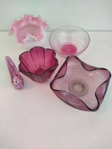 lot 20 image: Assorted Pink Accent Pieces including Fenton Ruffled Crest Vase & Bird Figurine