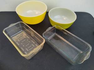 lot 13 image: Vintage Mixing Bowls & Loaf Pans