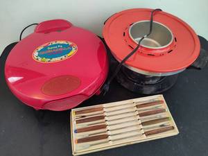 lot 60 image: Quesadilla Maker & Fondue Set