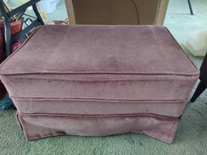 lot 135 image: Pink Ottoman