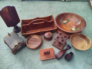 lot 120 image: Assorted Wooden Home Decor
