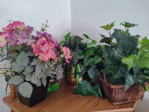lot 155 image: Lot of Decorative Greenery