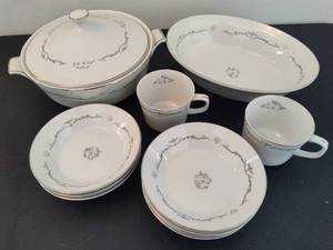 lot 43 image: Petite Bouquet by Signature China