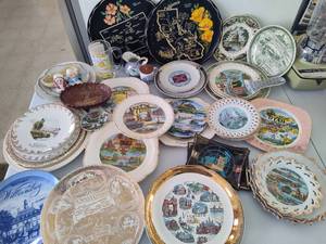 lot 131 image: Assorted Plates and Travel Souvenirs from Across the US