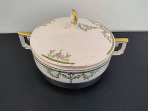 lot 82 image: Imperial Heinrich & Company Soup Tureen wStand