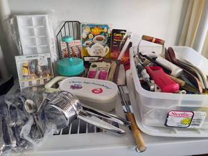 lot 69 image: Assorted Kitchen Gadgets & Utensils