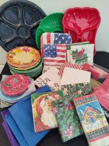 lot 165 image: Large Lot of Assorted Reusable Kitchenware