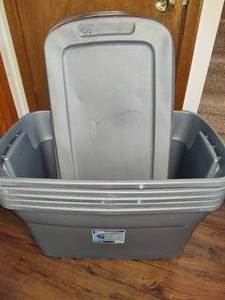 lot 330 image: Lot of 30g Gray Totes wLids