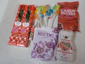 lot 22 image: Candy...