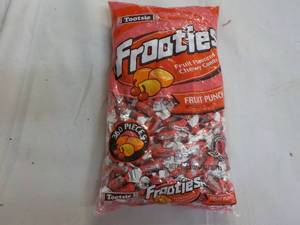 lot 40 image: 38.8 oz bag Tootsie Frooties 360 pi...