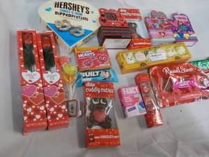 lot 114 image: Candy...