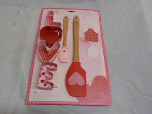 lot 115 image: 8 pc Baking Set...
