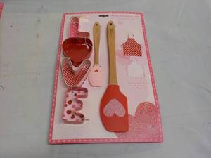lot 116 image: 8 pc Baking Set...