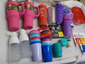 lot 118 image: Tumblers, Bag Clips and Kitchen Ite...