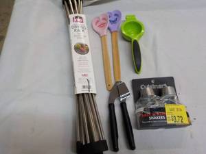 lot 121 image: Drying Rack, S and P Shakers and Ki...