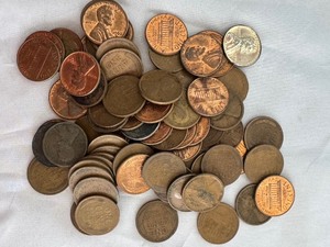 lot 7 image: SMALL LOT OF MIXED PENNIES
