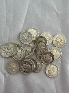 lot 9 image: MIXED LOT OF 22 SILVER DIMES