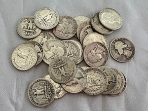 lot 11 image: MIXED LOT OF 26 SILVER QUARTERS
