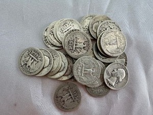 lot 12 image: MIXED LOT OF 26 SILVER QUARTERS