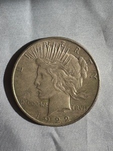 lot 25 image: 1922 PEACE SILVER DOLLAR