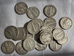lot 27 image: LOT OF 22 MIXED MERCURY DIMES